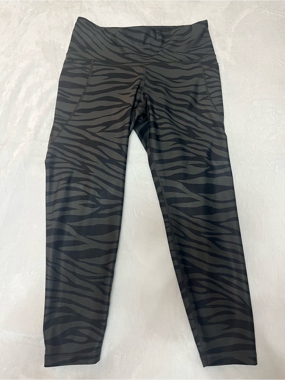 Old Navy PowerSoft High-Rise Pocket Leggings Gray Black Zebra Stripe Sz L Petite